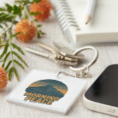 Serene Mountain Sunrise Retro Emblem Sleutelhanger (Voorkant Rechts)