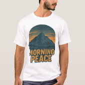 Serene Mountain Sunrise Retro Emblem T-shirt (Voorkant)