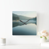 Serene Nevelige Bosmeer Ochtendreflectie Vierkante Klok (Huis)