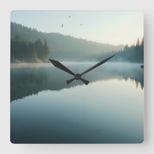 Serene Nevelige Bosmeer Ochtendreflectie Vierkante Klok (Voorkant)