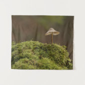 Serene Paddenstoel in Mosbos Kunstprint Wandkleed (Voorkant (horizontaal))