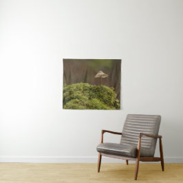 Serene Paddenstoel in Mosbos Kunstprint Wandkleed