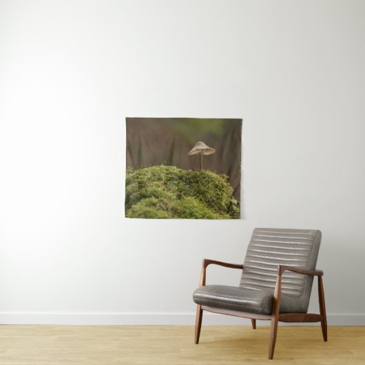 Serene Paddenstoel in Mosbos Kunstprint Wandkleed (In Situ (horizontaal))
