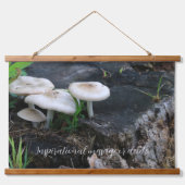 Serene paddenstoelen op esdoornstronk in bos hangend wandkleed (Voorkant)