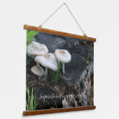 Serene paddenstoelen op esdoornstronk in bos hangend wandkleed (Gebogen)