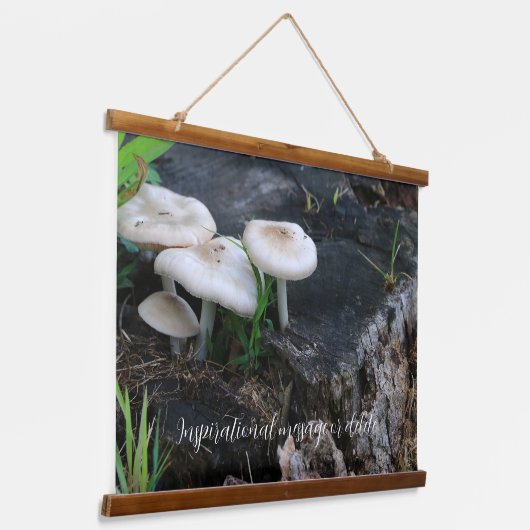 Serene paddenstoelen op esdoornstronk in bos hangend wandkleed (Gebogen)