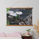 Serene paddenstoelen op esdoornstronk in bos hangend wandkleed (Slaapkamer)