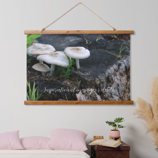Serene paddenstoelen op esdoornstronk in bos hangend wandkleed (Slaapkamer)