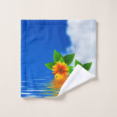 Serene Peaceful Ocean Water Flower Cloud Art Scene Bad Handdoek (Wasdoekje)