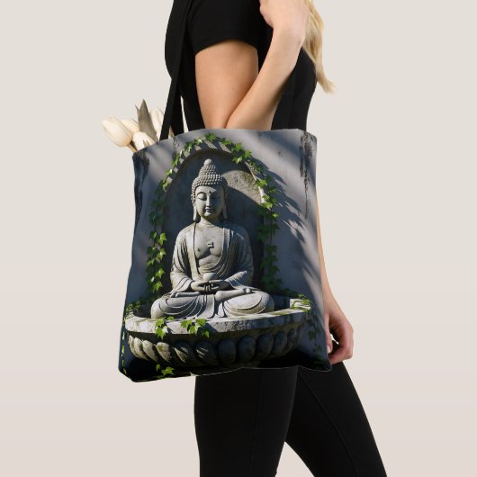 Serene rustige Boeddhafontein Tote Bag (Dichtbij)
