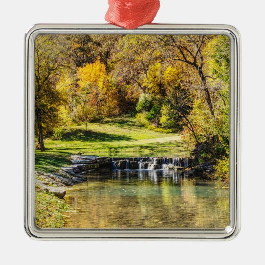 Serene Scene op Dogwood Creek Metalen Ornament (Voorkant)