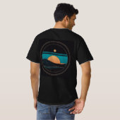 "Serene Shoreline: minimalistisch strand Sticker T T-shirt (Achterkant volledig)