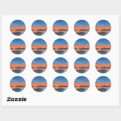 Serene sinaasappel meer zonsondergang steiger scèn ronde sticker (Vel)