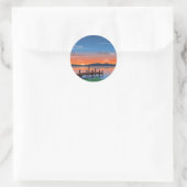 Serene sinaasappel meer zonsondergang steiger scèn ronde sticker (Tas)