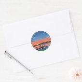 Serene sinaasappel meer zonsondergang steiger scèn ronde sticker (Envelop)