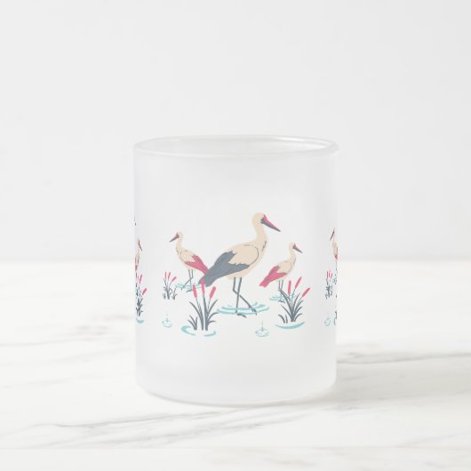 Serene Stork Sanctuary - Elegante vijverscène Matglas Koffiemok (Center)