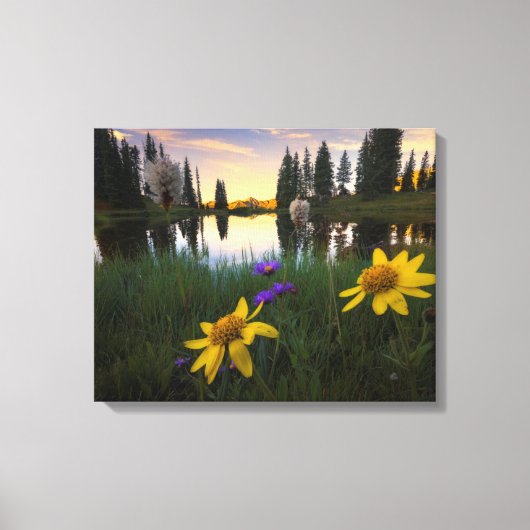 Serene Sunrise over een Colorado Pond Canvas Afdruk (Voorkant)