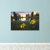 Serene Sunrise over een Colorado Pond Canvas Afdruk (Insitu (Houten vloer))