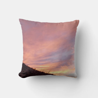 Serene Sunset Over Mountain Ridge With Pink Orange Kussen