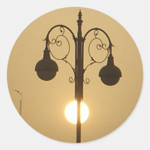 Serene Victoriaans  straatlamp Sunset Sky Ronde Sticker