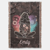 Serene vrouw in een kosmische bloemendroom deken (Voorkant Verticaal)