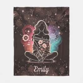 Serene vrouw in een kosmische bloemendroom fleece deken