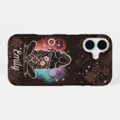 Serene vrouw in een kosmische bloemendroom iPhone 16 hoesje (Achterkant horizontaal)