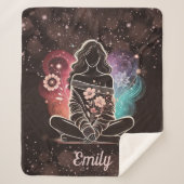 Serene vrouw in een kosmische bloemendroom sherpa deken (Voorkant)