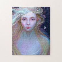 Serene vrouw met traan in haar oog