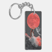 Serene vrouw op klif onder rode maan digitale kuns sleutelhanger (Voorkant Links)