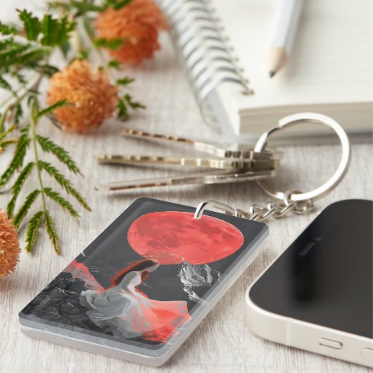 Serene vrouw op klif onder rode maan digitale kuns sleutelhanger (Voorkant Rechts)