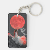 Serene vrouw op klif onder rode maan digitale kuns sleutelhanger (achterkant)