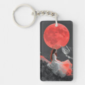 Serene vrouw op klif onder rode maan digitale kuns sleutelhanger (Voorkant)