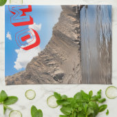 Serene wateren en majestueuze Omaanse bergen Theedoek (Gevouwen)