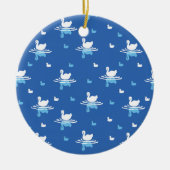 Serene Waters - Speels Swan Lake Pattern Design Keramisch Ornament (Voorkant)