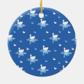Serene Waters - Speels Swan Lake Pattern Design Keramisch Ornament (Achterkant)