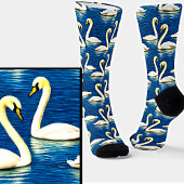 Serene White Swans zwemmen op een blauw meer Sokken