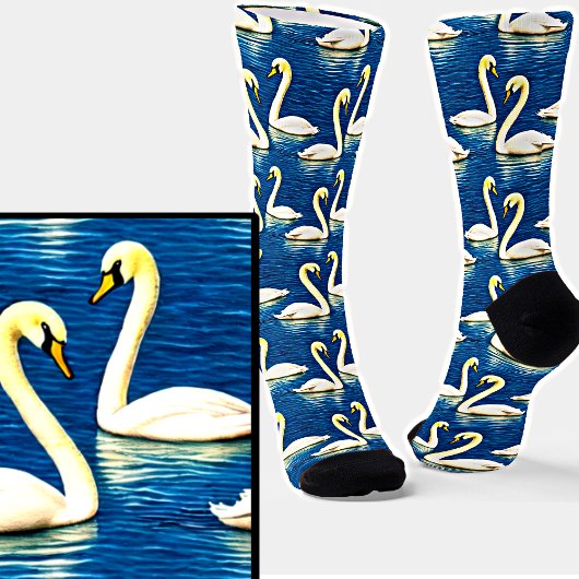 Serene White Swans zwemmen op een blauw meer Sokken
