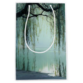 Serene Wilgenboom Reflectie Natuur Kunst (4) Medium Cadeauzakje (Voorkant)
