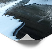 Serene Winterrivier Stromend Door Besneeuwd Bos Poster (Hoek)