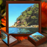 Serene Yelapa 0758 Keepomwille Box Cadeaudoosje<br><div class="desc">Schilderij "Serene Yelapa 0758" Collectie Houd uw waardevolle spullen in deze prachtige souvenirdoos. Gemaakt van gelakt hout, de juwelendoos is verkrijgbaar in gouden eiken, ebbenzwart, smaragdgroen en rode mahonie. Zacht vilt beschermt uw sieraden en andere verzamelobjecten. Ontwerp gemaakt op basis van mijn schilderij "Serene Yelapa 0758", waarbij een heuvel in...</div>
