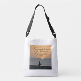 Serene zonsondergang schoudertas met Psalm 113:3 Crossbody Tas