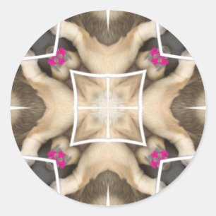 Serengeti Splendor: Levendige Dierlijke Verberg Ar Ronde Sticker