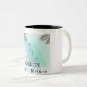 Sereniteit begint binnen: een boodschap van innerl tweekleurige koffiemok (Voorkant rechts)