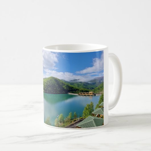 Serenity in a Sip: Thee met een Lake Uitzicht Koffiemok (Voorkant rechts)