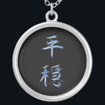 Serenity Japans Kanji Calligraphy Symbol Zilver Vergulden Ketting<br><div class="desc">Voor meer als dit, bezoek Over dit ontwerp: Kanji zijn de goedgekeurde logografische (of ideaografische) Chinese karakters die in het moderne Japanse schrijfsysteem worden gebruikt. De Japanse term "kanji" voor de Chinese karakters betekent letterlijk "Han karakters" en is dezelfde geschreven term in de Chinese taal om te verwijzen naar het...</div>
