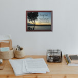 Serenity Prayer Evening Sunset Plaque Troffee Gedenkplaat<br><div class="desc">Een houten wandplak met het schilderachtig afbeelding van een schilderachtig avondzonsondergang en een donkere boomsilhouet,  samen met de inspirerend woorden van de Serenity Prayer. Selecteer de grootte van uw muurplak. Maakt een doordacht geschenk voor familie en vrienden!</div>