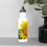 Serenity Prayer Geel Zonnebloem Bloemen Waterfles<br><div class="desc">Leer je dorst van deze trendy,  roestvrijstalen waterfles met het foto-afbeelding van een felgele zonnebloemenbloem,  samen met de inspirerend woorden van het sereniteitsgebed in wit,  gestileerd schrift. Selecteer de kleur van uw waterfles.</div>