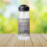 Serenity Prayer Lavender Garden Floral Waterfles<br><div class="desc">Blijf overal vol met deze heldere plastic waterfles met het afbeelding van een mooie Lavender-kruidtuin,  samen met de inspirerend woorden van de Serenity Prayer in witte letters. Selecteer de grootte en kleur van het waterflesje.</div>