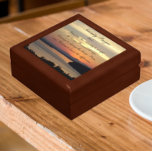 Serenity Prayer Oranje Seascape Sunset Cadeaudoosje<br><div class="desc">Winkelinkten,  sieraden en andere kleine keepenkoeken in deze houten cadeaudoos met keramische tegel die voorzien is van het foto-afbeelding van een oranje seizoenskapelzonsondergang samen met de inspirerend woorden van de Serenity Prayer. Selecteer de grootte van je cadeaudoos en de houtkleur.</div>